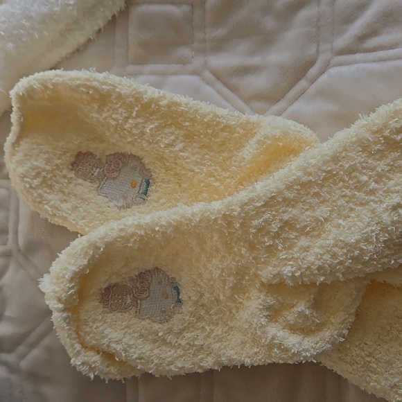 Hello Kitty socks 2 pk set. Butter yellow and white Fluffy socks - Picture 2 of 4